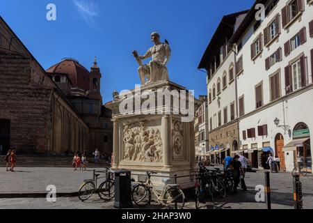 Die Statue von Cosimos Vater, Giovanni delle Bande Nere, auf der Piazza San Lorenzo. Florenz. Italien. Stockfoto