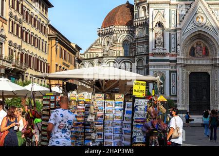 Touristen kaufen Postkarten vor dem Dom, Santa Maria del Fiore. Florenz. Italien. Stockfoto