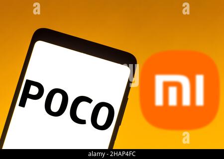 Brasilien. 13th Dez 2021. In dieser Abbildung ist ein POCO-Logo auf einem Smartphone mit einem Xiaomi-Logo im Hintergrund zu sehen. (Bild: © Rafael Henrique/SOPA Images via ZUMA Press Wire) Stockfoto