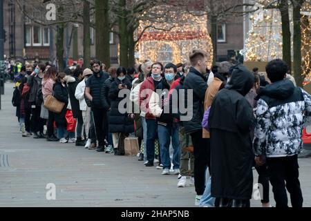 Manchester, Großbritannien, 14th. Dezember 2021. Mitglieder der Öffentlichkeit stehen in einer Impfstelle im Zentrum von Manchester an, da die Befürchtungen wachsen, dass die Omicron-Variante die Regierung dazu zwingen wird, Teile der Wirtschaft zu schließen. Kredit: Jon Super/Alamy Live Nachrichten. Stockfoto
