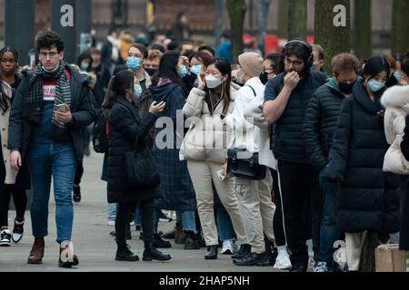 Manchester, Großbritannien, 14th. Dezember 2021. Mitglieder der Öffentlichkeit stehen in einer Impfstelle im Zentrum von Manchester an, da die Befürchtungen wachsen, dass die Omicron-Variante die Regierung dazu zwingen wird, Teile der Wirtschaft zu schließen. Kredit: Jon Super/Alamy Live Nachrichten. Stockfoto