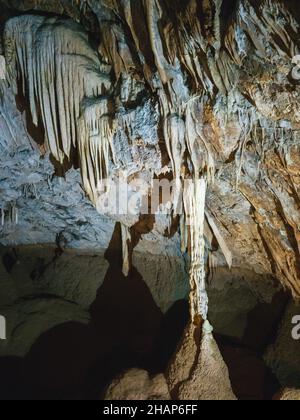 Stalaktitenformationen in der Höhle der Seen, Spilaio ton Limnon, in der Region Kalavrita, Griechenland Stockfoto