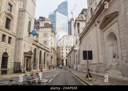 London, Großbritannien 14th. Dezember 2021. In der City of London, dem Finanzdistrikt der Hauptstadt, sind wieder ruhige Straßen zu sehen, wenn die Regierung ihre Arbeit von Home Leitseite aus wiedereinführt, um die Omicron-Variante von COVID-19 zu bekämpfen. Stockfoto