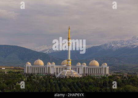 Unabhängigkeitsdenkmal und Nationalbibliothek in Aschgabat, Turkmenistan Stockfoto