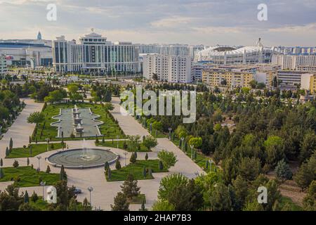 Unabhängigkeitspark und neue marmorverkleidete Gebäude in Aschgabat, Turkmenistan Stockfoto