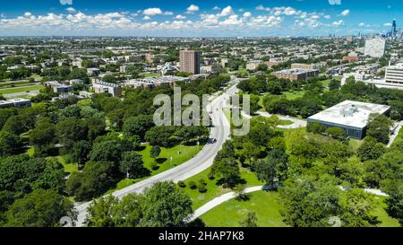 Luftaufnahme von Chicago mit vielen Parkland mit dem Stadtzentrum und dem Willis Tower in der Ferne. Stockfoto