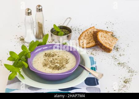 Traditionelle türkische Yayla- oder Joghurtsuppe mit frischen Minzwürzen, Souce Stockfoto