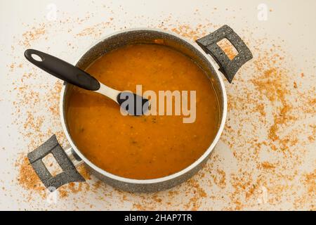 Traditionelle türkische Suppe 'Tarhana' im Keramiktopf mit Schöpfkelle, oben Stockfoto