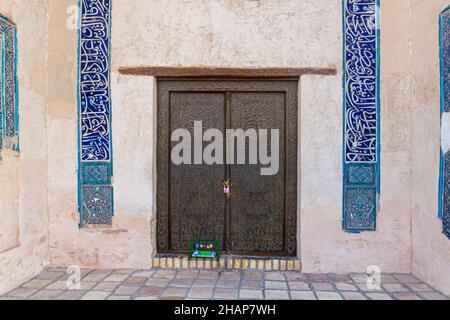 Tür des Nedjmeddin Kubra Najm ad-DIN al-Kubra Mausoleums im alten Konye-Urgench, Turkmenistan. Stockfoto