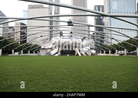 Frank Gehry aus Chicago entwarf den Pritzker Pavilion im Millenium Park. Stockfoto