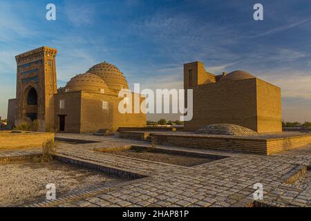 Nedjmeddin Kubra (Najm ad-DIN al-Kubra) (links) und Piryarvali-Mausoleum im alten Konye-Urgench, Turkmenistan. Stockfoto