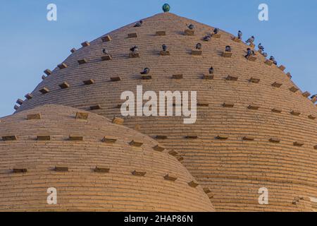 Kuppel des Nedjmeddin Kubra Najm ad-DIN al-Kubra Mausoleum im alten Konye-Urgench, Turkmenistan. Stockfoto