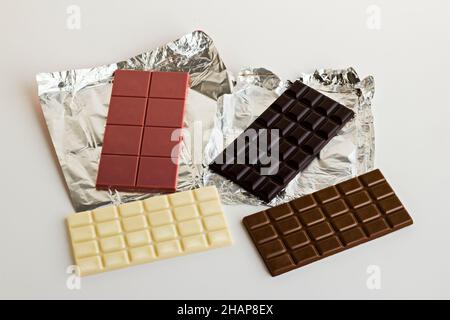 Vierte Schokoladensorte: Rubin auf der Aluminium-eigenen Verpackung mit bitterer, milchiger und weißer Schokolade. Stockfoto