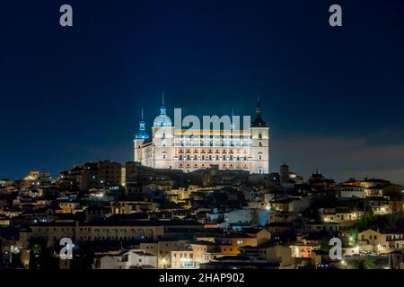Nachtansicht des Alcazar de Toledo mit klarem Himmel Stockfoto