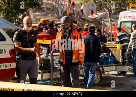 Izmir/Türkei 31/10/2020 Zerstörtes Erdbeben in Izmir Türkei,Bayrakli Bezirk Izmir und Such- und Rettungsteams arbeiten Stockfoto