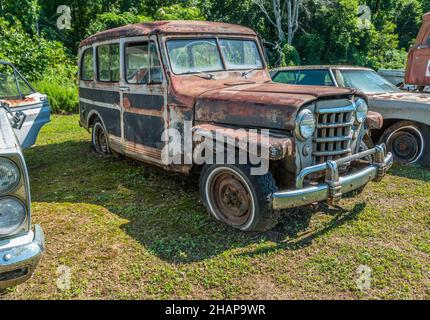 Vintage alten rostigen willys Jeep Kombi im Freien voll intakt mit Platten Reifen warten auf die Wiederherstellung alles original mit Patina geparkt Stockfoto