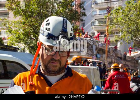 Izmir/Türkei 31/10/2020 Zerstörtes Erdbeben in Izmir Türkei,Bayrakli Bezirk Izmir und Such- und Rettungsteams arbeiten Stockfoto