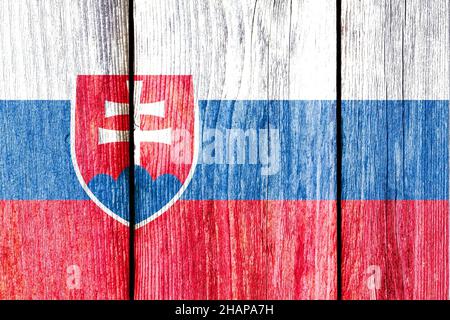 Grunge-Muster der slowakischen Nationalflagge isoliert auf verwitterten Holzzaunbrett. Stockfoto