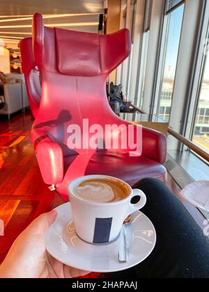 Überall gab es frischen geschlagenem Instant-Kaffee Stockfoto