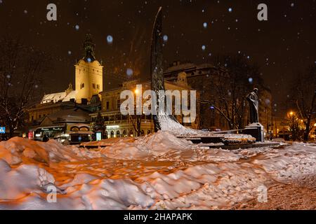 Lemberg, Ukraine - 17. Februar 2021: Denkmal für Taras Schewtschenko in Lemberg bei Nacht im Winter Stockfoto