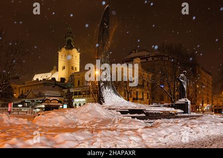 Lemberg, Ukraine - 17. Februar 2021: Denkmal für Taras Schewtschenko in Lemberg bei Nacht im Winter Stockfoto