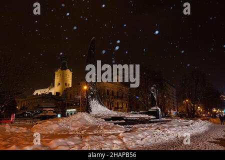 Lemberg, Ukraine - 17. Februar 2021: Denkmal für Taras Schewtschenko in Lemberg bei Nacht im Winter Stockfoto