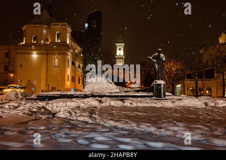 Lemberg, Ukraine - 17. Februar 2021: Denkmal für Taras Schewtschenko in Lemberg bei Nacht im Winter Stockfoto