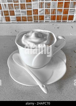 Überall gab es frischen geschlagenem Instant-Kaffee Stockfoto