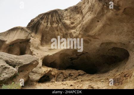 Geologische Formationen von Tafoni (Taffoni) im Sandsteinfelsen in El Chorro, Ardales. Andalusien, Spanien Stockfoto