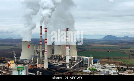 Kohlekraftwerk mit Braunkohle, Fabrik, Pocerady, Emission, Rauchschornstein, Rauch, Schwefeldioxid, Bohemia East. Luftverschmutzung Staub in der Luft Stockfoto