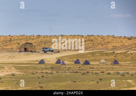 Touristischer Campingplatz in der Nähe von Darvaza Derweze Gaskrater Tür zur Hölle oder Tor der Hölle in Turkmenistan Stockfoto