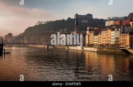 Lyoner Gebäude entlang des Flusses Saone im Winter Stockfoto