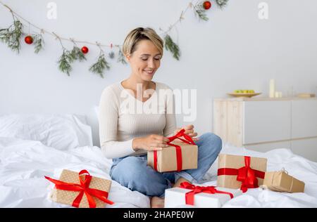 Happy Lady feiert Weihnachten Geschenkbox Stockfoto