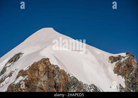 Schneespitze und blauer Himmel. Alpine Berglandschaft. Stockfoto