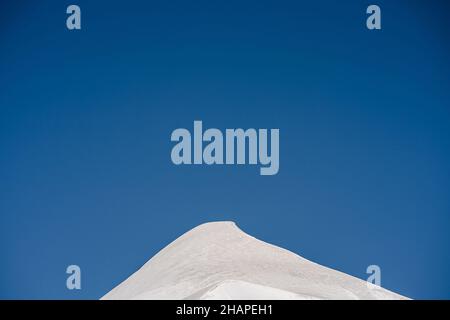 Schneespitze und blauer Himmel. Alpine Berglandschaft. Stockfoto