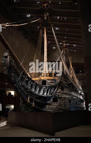 Das prächtige hölzerne Vasa-Kriegsschiff, das aus dem Meer geborgen und im Vasa-Museum ausgestellt wurde. Schwedisches Kriegsschiff, das von 1626 bis 1628 gebaut wurde. Stockfoto