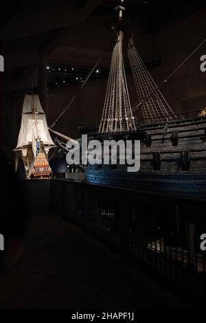 Das prächtige hölzerne Vasa-Kriegsschiff, das aus dem Meer geborgen und im Vasa-Museum ausgestellt wurde. Schwedisches Kriegsschiff, das von 1626 bis 1628 gebaut wurde. Stockfoto
