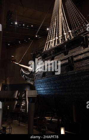 Das prächtige hölzerne Vasa-Kriegsschiff, das aus dem Meer geborgen und im Vasa-Museum ausgestellt wurde. Schwedisches Kriegsschiff, das von 1626 bis 1628 gebaut wurde. Stockfoto