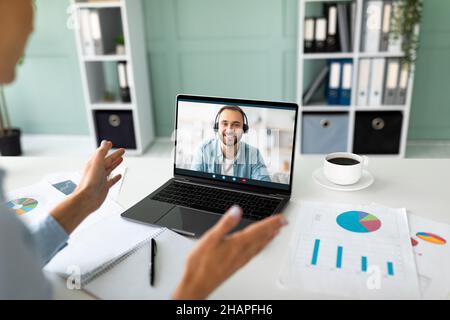 Rückansicht einer Unternehmerin, die Online-Geschäftstreffen mit Kollegen führt, Videoanruf auf Laptop macht, Collage Stockfoto