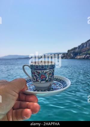 Türkisches Kaffeekonzept in der Nähe geplant Stockfoto