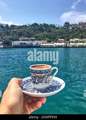 Türkisches Kaffeekonzept in der Nähe geplant Stockfoto