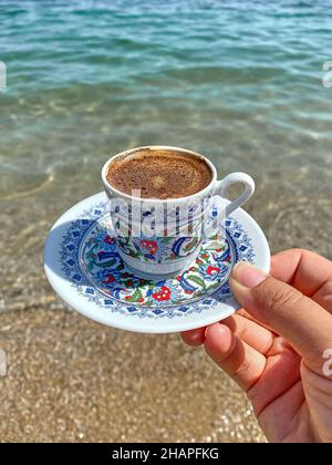 Türkisches Kaffeekonzept in der Nähe geplant Stockfoto