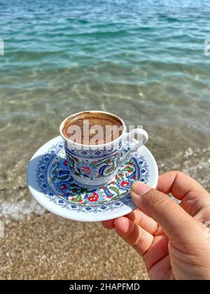 Türkisches Kaffeekonzept in der Nähe geplant Stockfoto