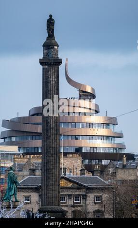 Blick Richtung Osten entlang der George Street zum Melville Monument und zum neuen St. James Quarter Hotel, Edinburgh, Großbritannien. Stockfoto