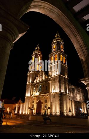 Kathedrale von Campeche, der Muttergottes von der Unbefleckten Empfängnis in Campeche, Mexiko gewidmet. Foto aufgenommen in der Sommernacht Stockfoto