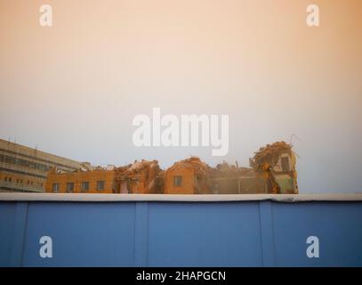 Industriegebäude Abriss unten Stockfoto