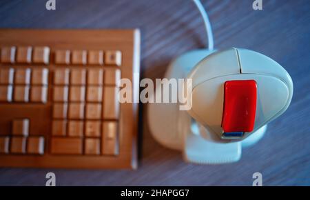 Vintage Holztastatur mit rotem Joystick Hintergrund Stockfoto