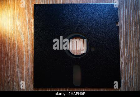 Leere schwarze Diskette mit 5,25-Zoll-Speicherhintergrund Stockfoto