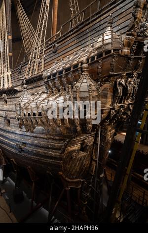 Das prächtige hölzerne Vasa-Kriegsschiff, das aus dem Meer geborgen und im Vasa-Museum ausgestellt wurde. Schwedisches Kriegsschiff, das von 1626 bis 1628 gebaut wurde. Stockfoto