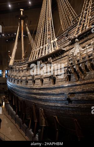 Das prächtige hölzerne Vasa-Kriegsschiff, das aus dem Meer geborgen und im Vasa-Museum ausgestellt wurde. Schwedisches Kriegsschiff, das von 1626 bis 1628 gebaut wurde. Stockfoto